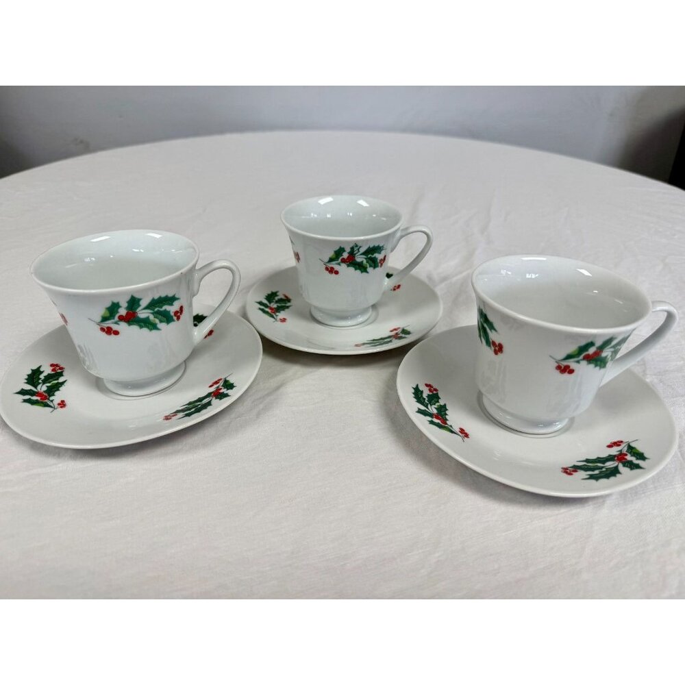 Alco Industries Holly & Berries Christmas teacup and saucer Vintage‎